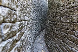 Images Dated 29th November 2017: Africa, Zimbabwe, Maswingo. Great Zimbabwe, passageway in the great enclosure