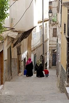 Images Dated 25th April 2009: Algeria, Algiers. Women in the Kasbah
