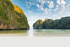 Images Dated 24th April 2018: Ao Maya Beach (Maya Bay), Ko Phi Phi Leh, Krabi Province, Thailand