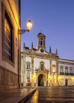 Images Dated 7th March 2019: Arco da Vila at dawn, Faro, Algarve, Portugal