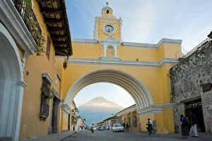 Guatemala Gallery: Arco de Santa Catalina and Vulcan de Agua, La Antigua Guatemala (Unesco Site), Guatemala