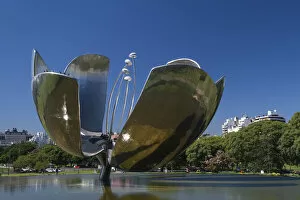 Images Dated 21st July 2009: Argentina, Buenos Aires, Recoleta, Floralis Generica by Edouardo Catalano, giant flower