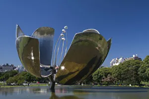Images Dated 21st July 2009: Argentina, Buenos Aires, Recoleta, Floralis Generica by Edouardo Catalano, giant flower