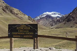 Images Dated 10th October 2014: Argentina, Mendoza, Aconcagua Pronvicial Park, Mt Aconcagua (6692m tallest mountain