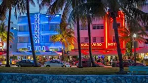 Images Dated 20th May 2015: Art deco district, Ocean Drive, South Beach, Miami Beach, Miami, Florida, USA
