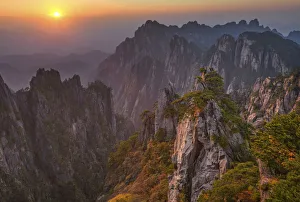 Images Dated 10th April 2019: Asia, China, Anhui Province, Mount Huangshan, UNESCO, Yellow Mountain
