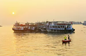 Asia, India, Maharashtra, Mumbai, dawn shot of fishermen and ferry boats off the docks
