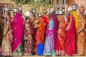 Asia, India, Rajasthan, Jaisalmer, desert festival, girls in parade