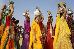 Images Dated 11th September 2015: Asia, India, Rajasthan, Jaisalmer, desert festival, women parade in traditional clothing