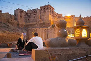Asia, India, Rajasthan, Jaisalmer, couple enjoying drinks in outdoor cafe