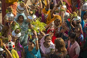 Asia, India, Rajasthan, Jaisalmer, desert festival, girls in parade