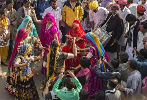 Asia, India, Rajasthan, Jaisalmer, desert festival, women dancing during parade