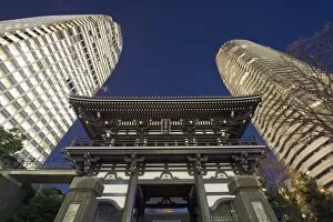 Images Dated 18th December 2009: Asia, Japan, Tokyo, temple and skyscrapers