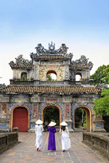 Images Dated 23rd October 2017: Asia, South East Asia, Vietnam; Hue, Forbidden city, Purple City, women in traditional