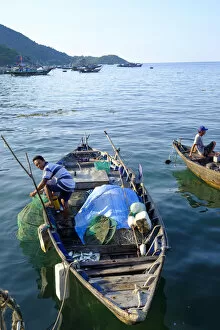 Images Dated 23rd October 2017: Asia, South East Asia, Vietnam, Quang Nam, Cham Islands, fishermen in wooden fishing