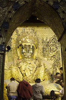 Asia, Southeast Asia, Myanmar, Mandalay, Mahamuni Buddha Temple, gold-covered buddha