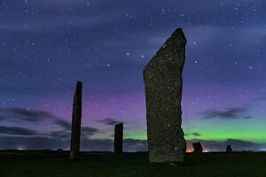 Night Sky Collection: Aurora Borealis (Northern Lights) in the night sky above the Neolithic Stones of Stenness