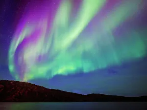 Aurora Borealis Prints: Aurora Borealis over Wolf Lake in Nunavik, Quebec, Canada