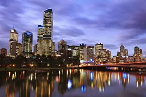Australia, Victoria, Melbourne, City skline reflected in Yarra River