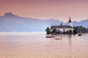 Austria, Osterreich. Upper Austria, Oberosterreich. Traunsee lake. Gmunden. Orth castle