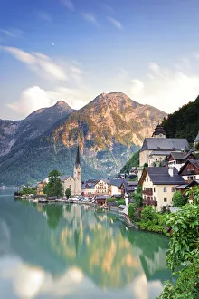 Austria, Osterreich. Upper Austria, Oberosterreich. Hallstattersee lake. Hallstatt