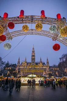 Images Dated 1st August 2017: Austria, Vienna, Rathausplatz Christmas Market by Town Hall, evening