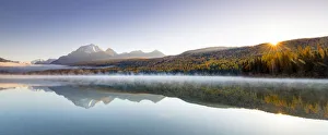 Autumn colours on Bowman Lake, Glacier National Park, Montana, USA