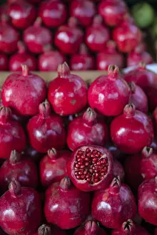 Images Dated 18th March 2013: Azerbaijan, Baku, Ticaret market, Pomegranate