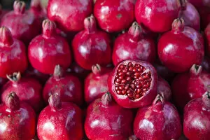 Fruit Gallery: Azerbaijan, Baku, Ticaret market, Pomegranate