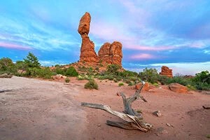 Images Dated 21st September 2023: Balanced Rock at sunset, Arches National Park, Grand County, Utah, USA