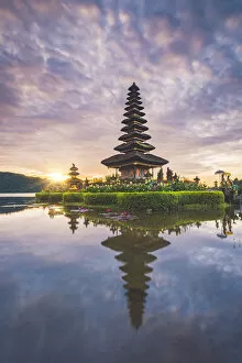 Images Dated 17th January 2017: Bali, Indonesia, South East Asia. Pura Ulun Danu Bratan water temple at the edge of
