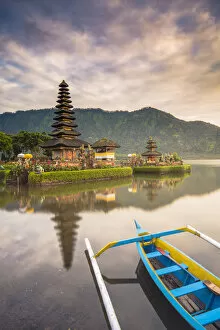 Images Dated 17th January 2017: Bali, Indonesia, South East Asia. The Pura Ulun Danu Bratan water temple and a traditional