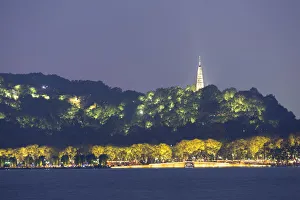 Images Dated 30th November 2017: Baochu Pagoda and Bai Causeway on West Lake (UNESCO World Heritage Site) at dusk