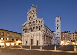 Images Dated 22nd December 2017: Basilica church of San Michele in Foro lit up at night, Lucca, Tuscany, Italy
