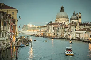 Images Dated 19th September 2019: Basilica di Santa Maria della Salute, Grand Canal, Venice, Veneto, Italy