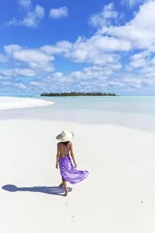 Images Dated 6th June 2015: Beautiful woman on tropical beach Honeymoon Island, Aitutaki, Cook Islands (MR)