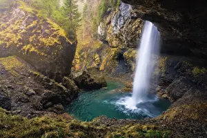 Berglistuber waterfall during spring, Linthal Klausenpass, Cantone Glarona, Switzerland