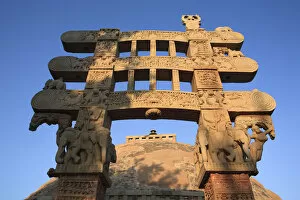Big stupa and torana, UNESCO World Heritage site, Sanchi, Madhya Pradesh, India