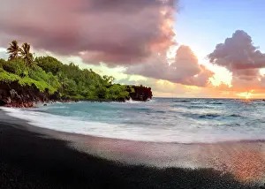 Maui Prints: Blacksand Beach, Pailoa Bay, Waianapanapa State Park, Maui, Hawaii, USA