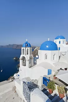 Images Dated 2nd September 2010: Blue domed churches in the village of Oia (La), Santorini (Thira), Cyclades Islands