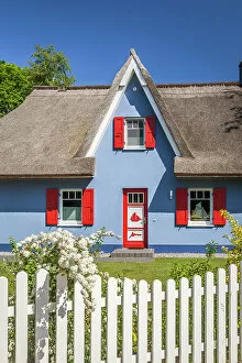 Images Dated 2nd November 2022: Blue thatched roof house in Born am Darss, Mecklenburg-West Pomerania, Baltic Sea, North Germany