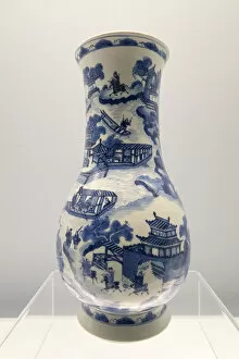 Images Dated 14th November 2014: Blue and white vase (Qing dynasty), Shanghai Museum, Peoples Square, Shanghai, China