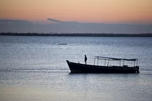 Images Dated 8th July 2007: A boat arrives at the Ilha do Mozambique at sunset