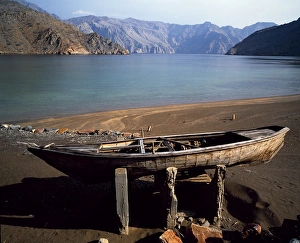 Unfinished Prints: Boat under construction at Darwat Qabal