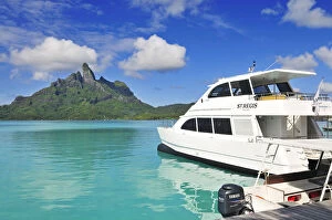Images Dated 14th May 2014: Boat Excursion, Mount Otemanu, Saint Regis Bora Bora Resort, Bora Bora, French Polynesia