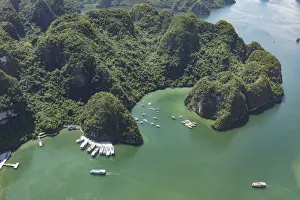 Images Dated 14th December 2017: Boats anhored in a sheltered bay at Halong Bay, Quang Ninh Province, North-East Vietnam
