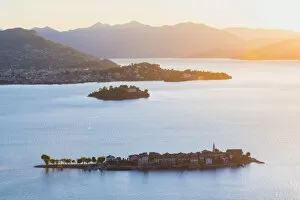 Images Dated 4th May 2016: Borromean Islands, Stresa, Lake Maggiore, Verbano-Cusio-Ossola, Piedmont, Italy