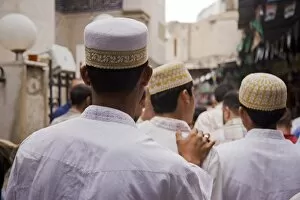 Syria Collection: Boys make their way to the Sayyida Ruqayya Mosque in the Old City