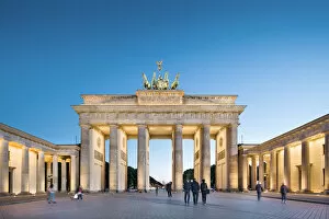 Images Dated 29th April 2016: Brandenburg Gate, Pariser Platz, Berlin, Germany