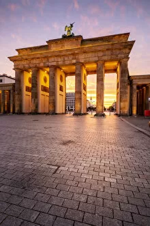 Images Dated 31st January 2020: Brandenburger Tor at sunrise, Mitte, Berlin, Germany